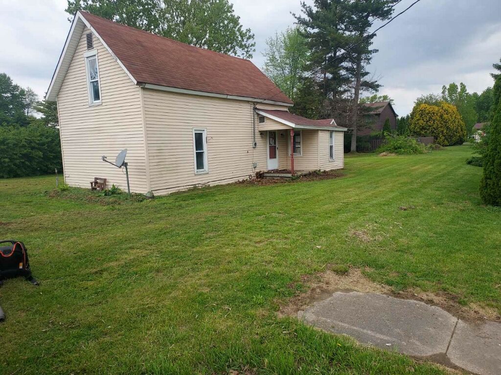 House with clean lawn after resale prep service in Knox Indiana